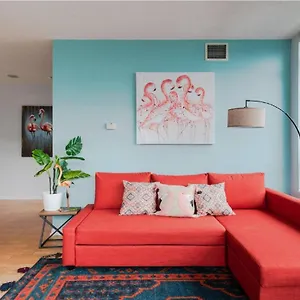 Downtown Core Two Bedroom With Cn Tower View, Free Parking , Toronto Canada